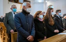 Povinnost nošení respirátorů na církevních akcích nadále platí